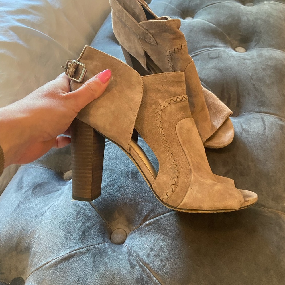 vince camuto suede beige toeless booties size 9